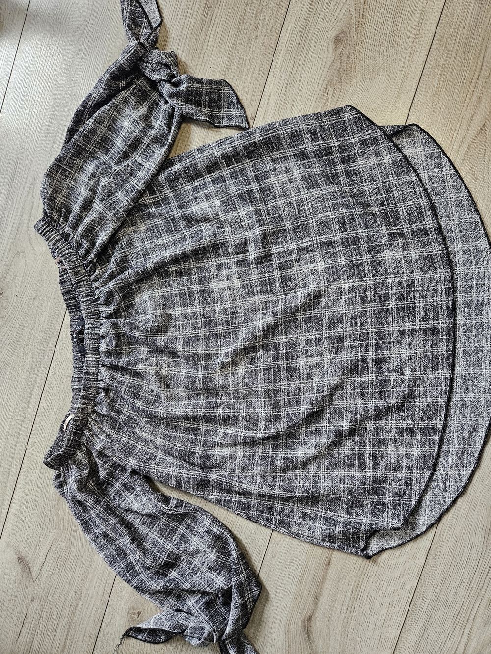 5/35$ Must Have Grey Off-the-Shoulder Plaid Blouse with Tie-Sleeve Details M🔥